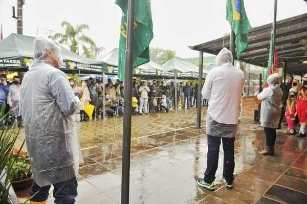 Dirigente da Farsul e autoridades hastearam as bandeiras do Brasil, do Estado e da entidade 
