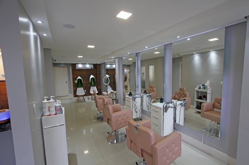 No País, há 943.859 empresas ativas classificadas como prestadoras de serviços no ramo de cabeleireiros, manicure e pedicure