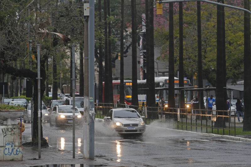 Temporal de domingo deixou a população de Porto Alegre e região sem luz e água