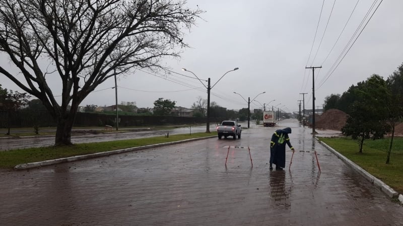 Várias ruas e avenidas da capital gaúcha apresentam pontos com acúmulo de água nesta manhã