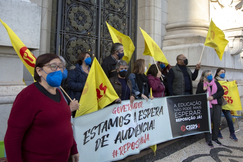 Professores protestam em frente ao Palácio Piratini por reposição salarial