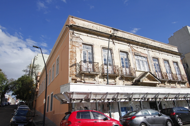 Localizada na esquina das ruas General Canabarro e Riachuelo, edificação avança aos poucos em processo de restauro