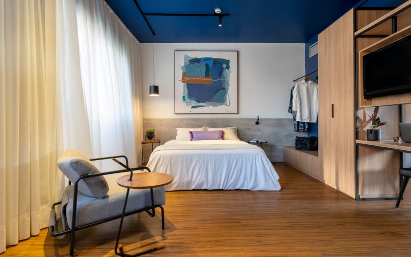 CEO da Rede Swan Hotéis, Gabriela Schwan conta que as portas do local são abertas por bluetooth Foto: Roberta Gewehr/DIVULGAÇÃO/JC