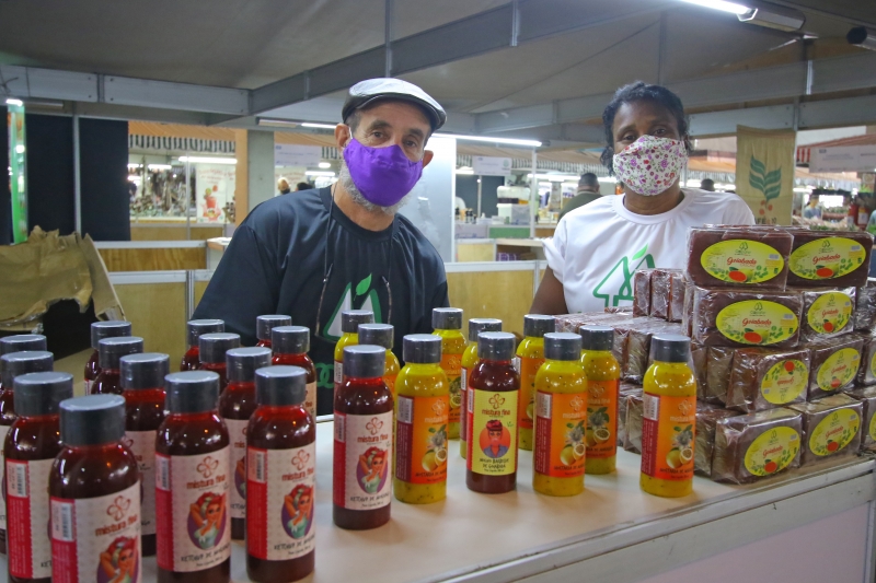 {'nm_midia_inter_thumb1':'https://www.jornaldocomercio.com/_midias/jpg/2021/09/09/206x137/1_lp_090921___agricultura_familiar__15_-9412085.jpg', 'id_midia_tipo':'2', 'id_tetag_galer':'', 'id_midia':'613a870221ae0', 'cd_midia':9412085, 'ds_midia_link': 'https://www.jornaldocomercio.com/_midias/jpg/2021/09/09/lp_090921___agricultura_familiar__15_-9412085.jpg', 'ds_midia': 'EXPOINTER 2021  Agricultura Familiar  Na foto: Marco Antonio da Silveira Coelho e Maria Inês dos Santos Coelho', 'ds_midia_credi': 'LUIZA PRADO/JC', 'ds_midia_titlo': 'EXPOINTER 2021  Agricultura Familiar  Na foto: Marco Antonio da Silveira Coelho e Maria Inês dos Santos Coelho', 'cd_tetag': '1', 'cd_midia_w': '800', 'cd_midia_h': '533', 'align': 'Left'}