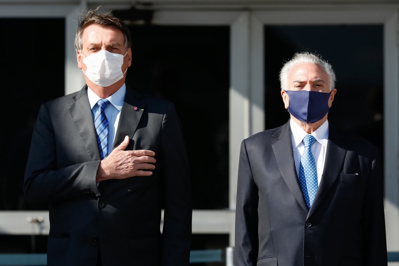 "Eu vim, trouxe um esboço de uma declaração, submeti a ele durante o almoço. Ele fez uma pequena observação", afirmou Temer