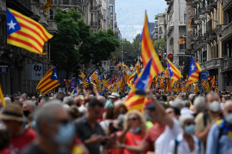 Milhares agitaram bandeiras pró-independência e usaram camisetas com mensagens em sua causa no centro de Barcelona