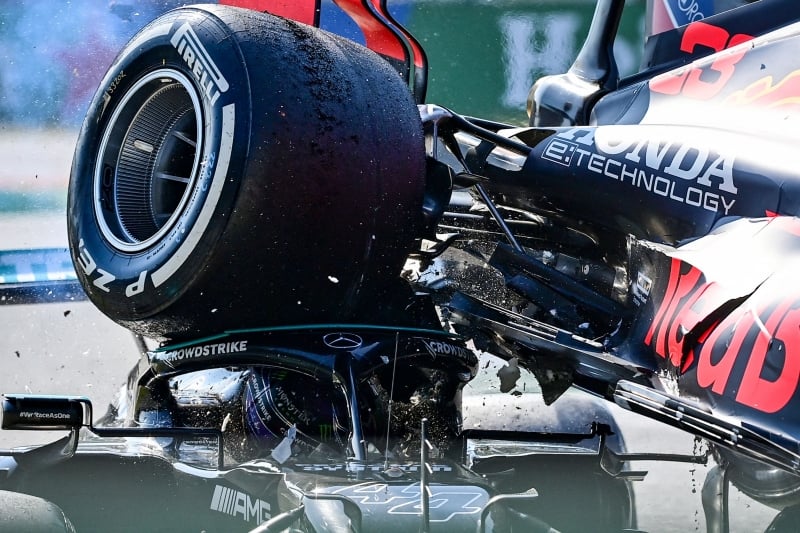 O carro da Red Bull de Max Verstappen acabou em cima da Mercedes de Lewis Hamilton