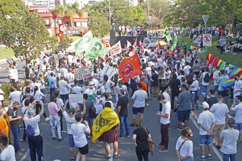 Organizado por movimentos de direita, protesto rachou a esquerda e teve público menor