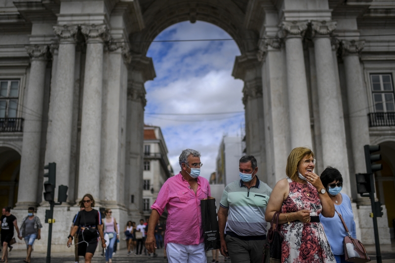 Deixa de ser obrigatória a apresentação de testes negativos apenas na chegada de turistas aos aeroportos portugueses