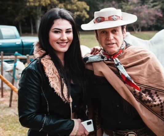 Airton dirigia o ônibus e estava com a esposa Renata, que sofreu ferimentos na cabeça