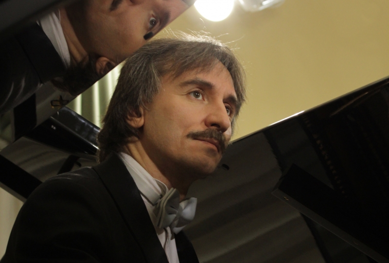 Evgeni Mikhailov traz repertório com Bach, Grieg, Scriabin e Prokofiev