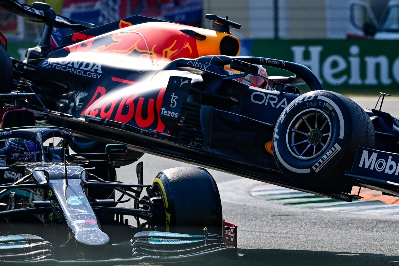 Red Bull de Verstappen passou por cima da Mercedes de Hamilton na volta 26, em Monza
