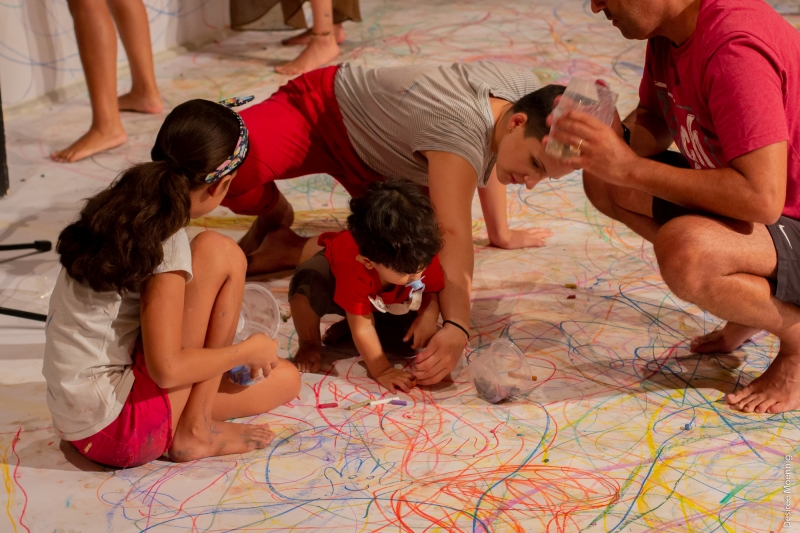 Pais e filhos expressam seus sentimentos através de atividades de desenho 
