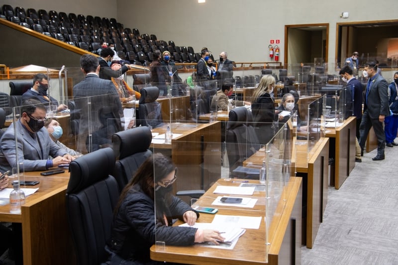 Aprovada pelos vereadores, medida impõe à aposentadoria dos servidores municipais limite de R$ 6.433,57