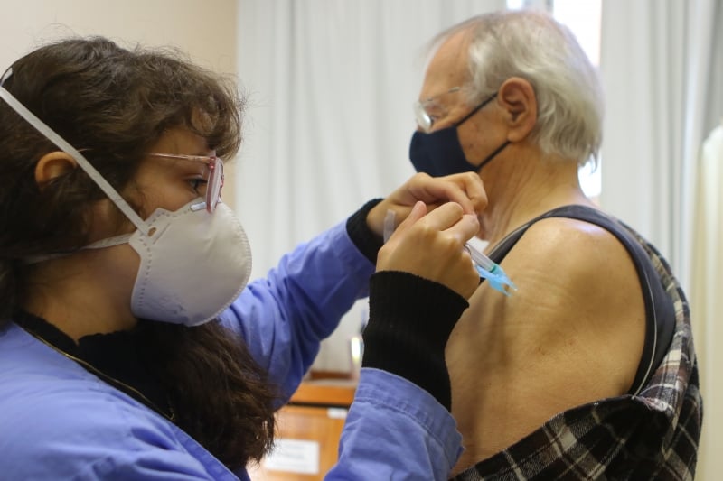 A aplicação das doses ocorre em 36 unidades de saúde e 18 farmácias parceiras aplicando o imunizante