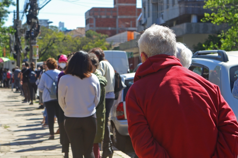 Público acima dos 70 anos já forma fila para receber dose de reforço na UBS Santa Cecília