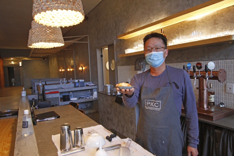 Fotos do Restaurante PKC e do dono, Rafael Kim. Foto: ANDRESSA PUFAL/JC