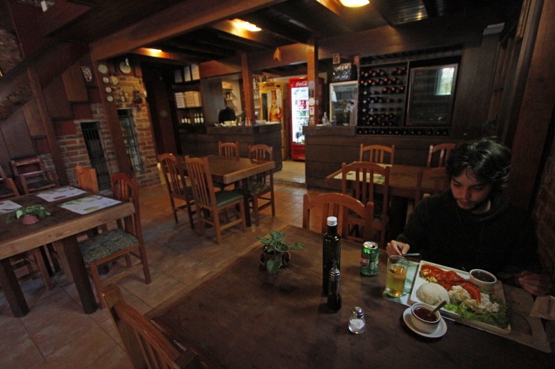 {'nm_midia_inter_thumb1':'https://www.jornaldocomercio.com/_midias/jpg/2021/09/16/206x137/1_ap_16092021___spina_aberto__4_-9418777.jpg', 'id_midia_tipo':'2', 'id_tetag_galer':'', 'id_midia':'614395744f3e4', 'cd_midia':9418777, 'ds_midia_link': 'https://www.jornaldocomercio.com/_midias/jpg/2021/09/16/ap_16092021___spina_aberto__4_-9418777.jpg', 'ds_midia': 'Fotos do Restaurante Cantina Spina que voltou a atender ao p&uacute;blico.', 'ds_midia_credi': 'ANDRESSA PUFAL/JC', 'ds_midia_titlo': 'Fotos do Restaurante Cantina Spina que voltou a atender ao p&uacute;blico.', 'cd_tetag': '1', 'cd_midia_w': '800', 'cd_midia_h': '533', 'align': 'Left'}