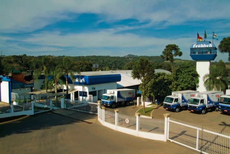 Atualmente, a Fröhlich comercializa mais de 300 produtos de suas marcas próprias