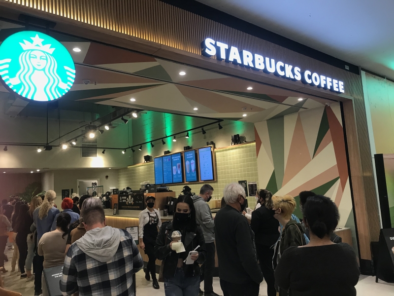 No primeiro dia, Starbucks testou a fama e teve fila de quem foi recordar ou conhecer as bebidas