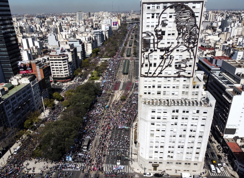 Os protestos na capital, Buenos Aires, foram em razão da crise econômica e contra o presidente, Alberto Fernández