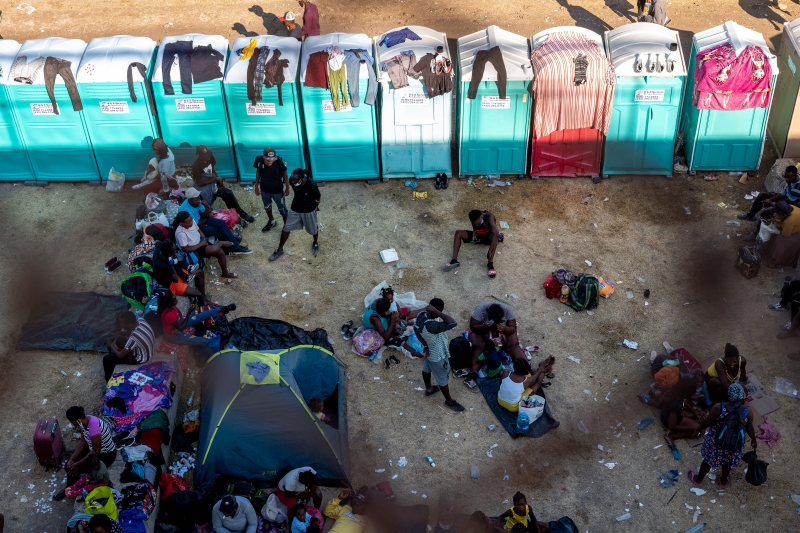 No come�o da semana, cerca de 15 mil pessoas se abrigaram em acampamentos improvisados debaixo da ponte internacional, entre Del Rio e Ciudad Acu�a