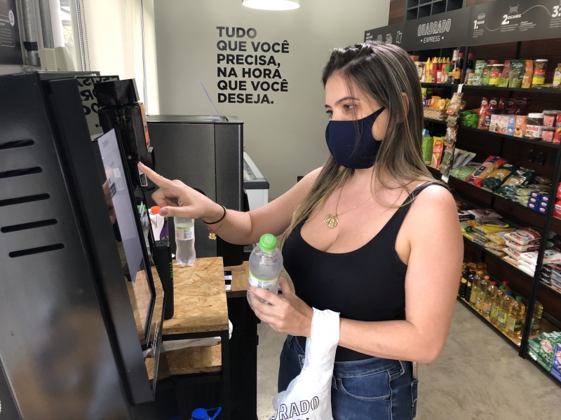 Vanessa resolve necessidades da casa na loja da Quadrado no prédio