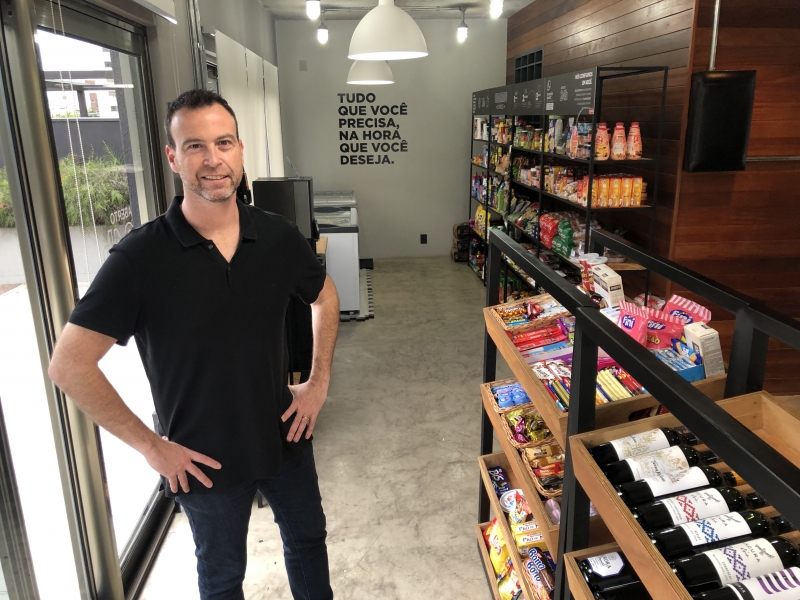 {'nm_midia_inter_thumb1':'https://www.jornaldocomercio.com/_midias/jpg/2021/09/17/206x137/1_img_7720-9420437.jpg', 'id_midia_tipo':'2', 'id_tetag_galer':'', 'id_midia':'614519deeaadf', 'cd_midia':9420437, 'ds_midia_link': 'https://www.jornaldocomercio.com/_midias/jpg/2021/09/17/img_7720-9420437.jpg', 'ds_midia': 'Minuto Varejo - micromercados - Quadrado Express - condomínio em Porto Alegre - varejo - autosserviço - dono Gildo Sibemberg', 'ds_midia_credi': 'PATRICIA COMUNELLO/ESPECIAL/JC', 'ds_midia_titlo': 'Minuto Varejo - micromercados - Quadrado Express - condomínio em Porto Alegre - varejo - autosserviço - dono Gildo Sibemberg', 'cd_tetag': '1', 'cd_midia_w': '800', 'cd_midia_h': '600', 'align': 'Left'}