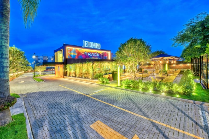 Visual multicolorido como a da unidade em Joinville, em Santa Catarina, é marca da bandeira