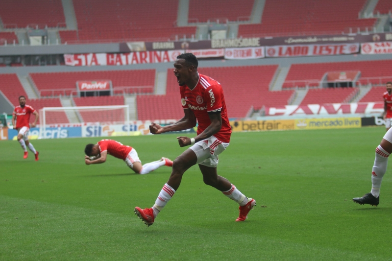 Com gol de Edenílson aos 47 minutos do segundo tempo, o Internacional subiu para a faixa de classificação para a Libertadores