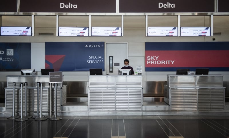 CDC vai exigir que companhias aéreas coletem números de telefone e e-mail dos viajantes para monitoramento de sintomas