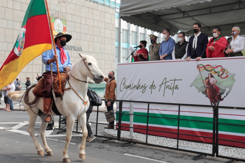 Cavalarianos foram recepcionados pelo governador, demais autoridades e pela patrona dos festejos 