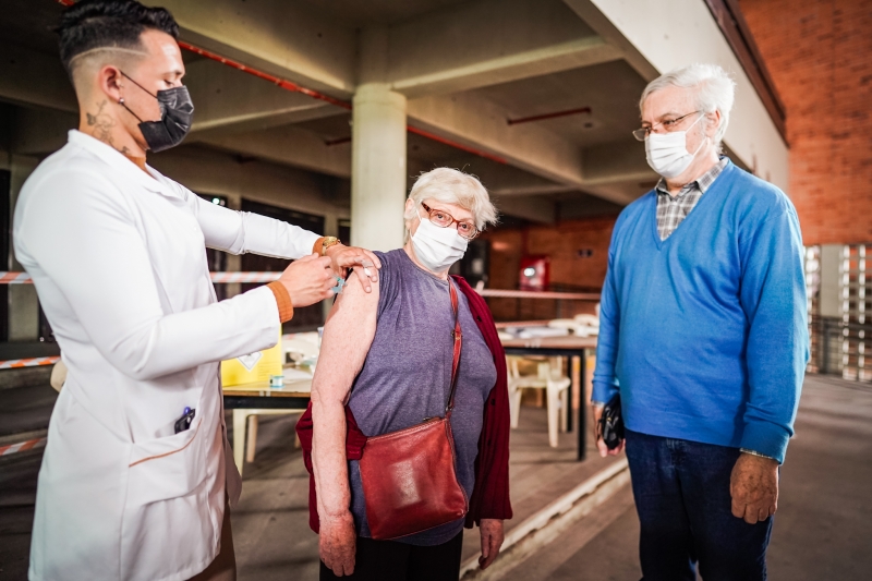 Público acima dos 60 anos vem sendo imunizado com a dose de reforço desde outubro