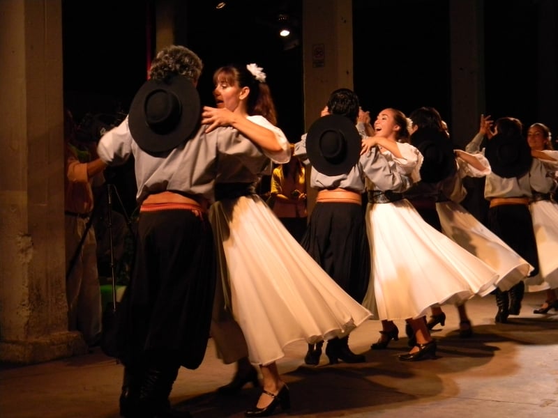 Casais dançam o ritmo no teatro Ciudad Gran Conex em Buenos Aires