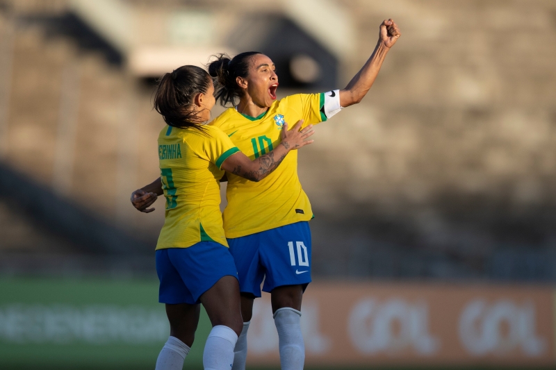 Marta (dir) marcou um belo gol de falta na partida disputada nesta segunda-feira (20) em João Pessoa