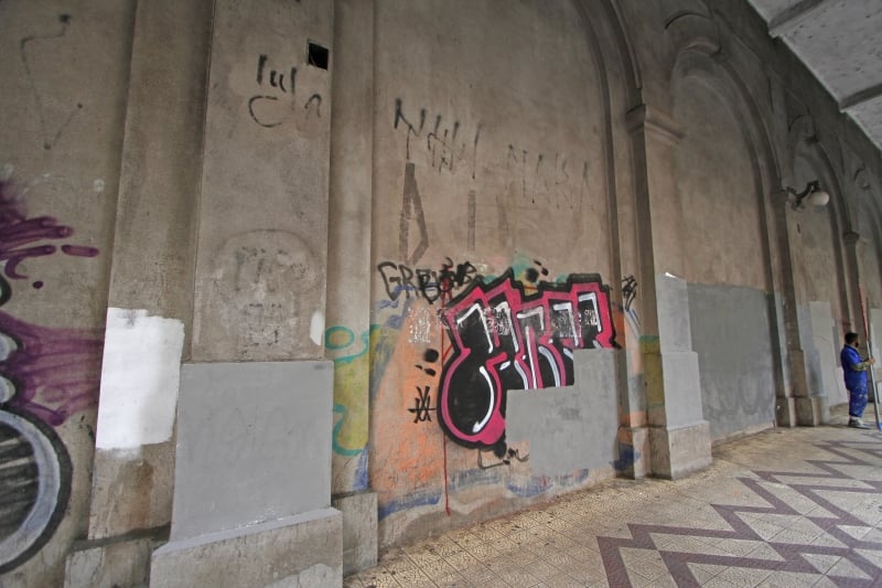 Pintura está concentrada nas paredes com pichações