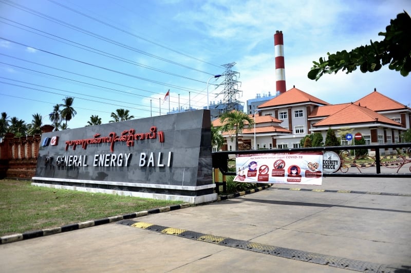 Pequim tem enfrentado pressão por continuar a financiar e construir usinas termelétricas a carvão no exterior (na foto, matriz na Indonésia)