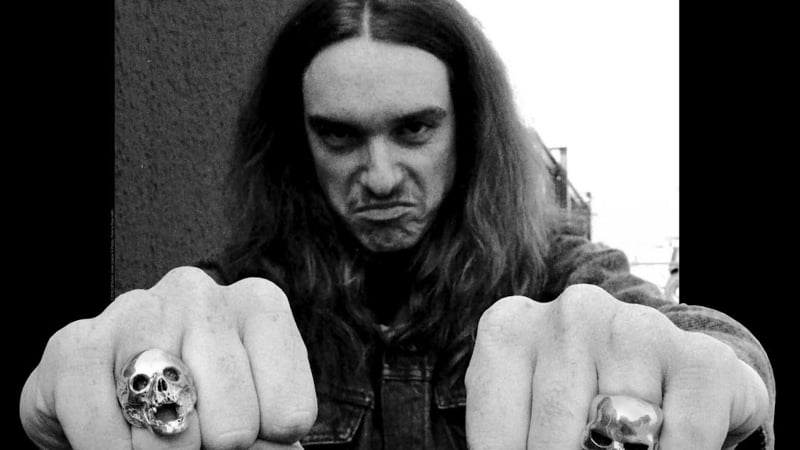Baixista nos três primeiros discos do Metallica, Cliff Burton sofreu acidente fatal na estrada, durante uma turnê