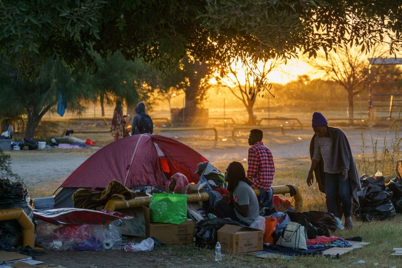 Cerca de 14 mil imigrantes estão acampados em barracas na fronteira com o México