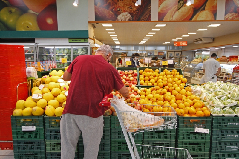 Puxada pela alta de alimentos e combustíveis e alimentos, a inflação acelerou 1,25% em outubro