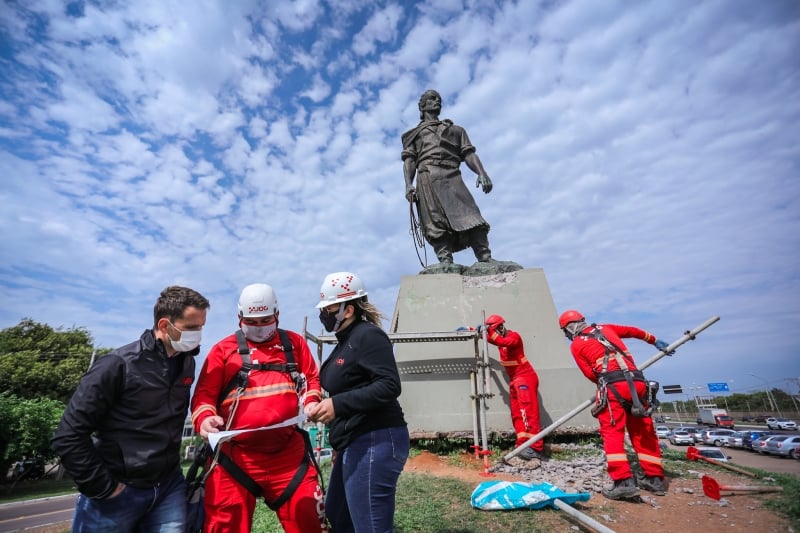 Preparo para restauração do Monumento ao Laçador iniciou no último dia 21 de setembro
