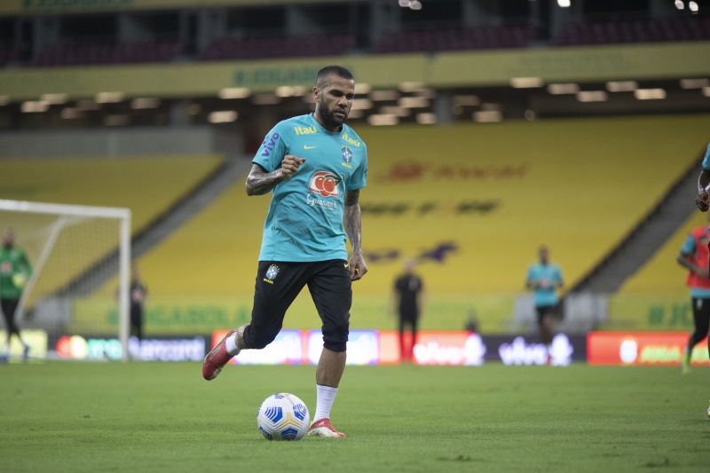 Decisão de Daniel Alves pode comprometer suas convocações para a seleção brasileira
