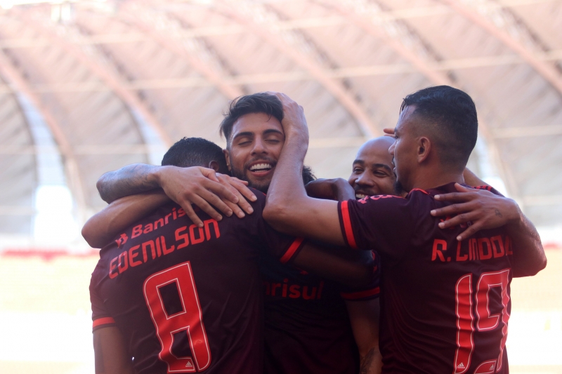 Yuri Alberto (centro) fez o primeiro gol em vitória que aproxima o colorado das disputas no topo da tabela