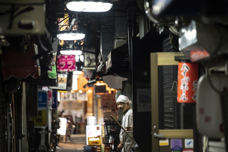 Medidas em vigência no Japão exigem que os restaurantes fechem mais cedo