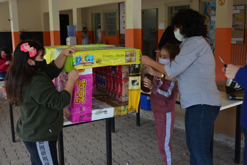 Projeto criou oficinas em escolas municipais e transforma cerca de 130 embalagens em um novo espaço