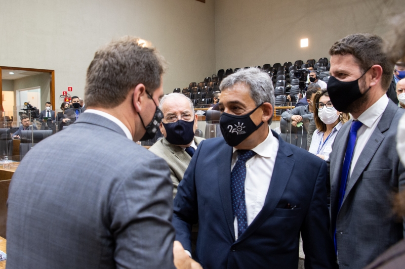 Sebastião Melo (c) e secretários entregam texto aos vereadores 