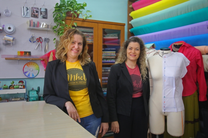 Maria Helena e Elvania s&atilde;o s&oacute;cias do atelier de costura Mhel, que oferece cursos em Libras Foto: LUIZA PRADO/JC