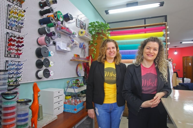 Fotos de Maria Helena Silveira de Medeiros e Elvania Santos da Silveira, sócias do atelier de costura Mhel, que oferece cursos em libras.