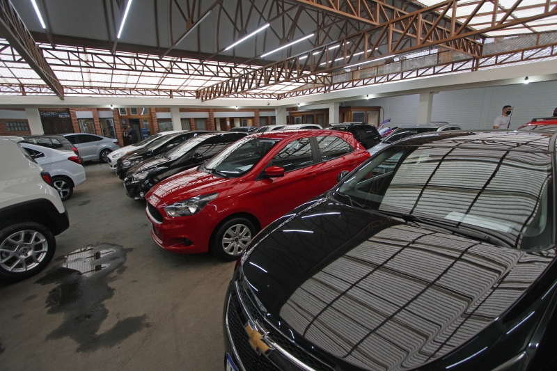 Combinação de crédito mais caro com a alta no preço dos carros também leva à retração nas vendas