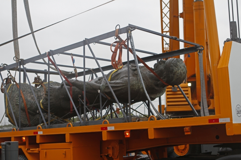 Remoção da Estátua do Laçador para restauro ocorreu nesta terça-feira à tarde